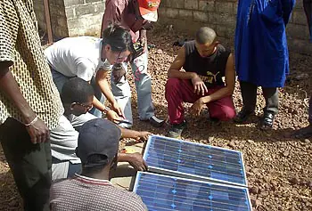 Carolina Barreto gave lectures about solar energy to local residents in Mali and helped them install photovoltaic panels on the roof of houses.