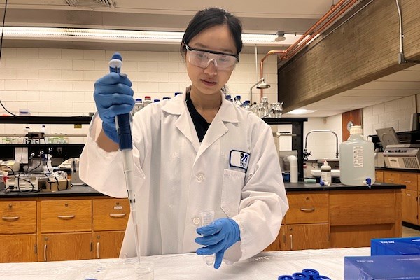 Post doc researcher Cao Thuy Giang Nguyen works on sepsis research